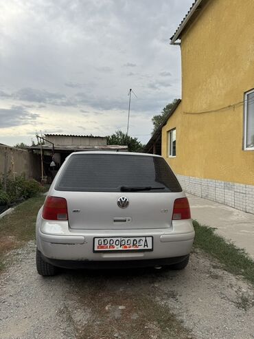 самый дешёвый авто: Автомобиль Volkswagen Golf, серебристого цвета, с пятидверным кузовом