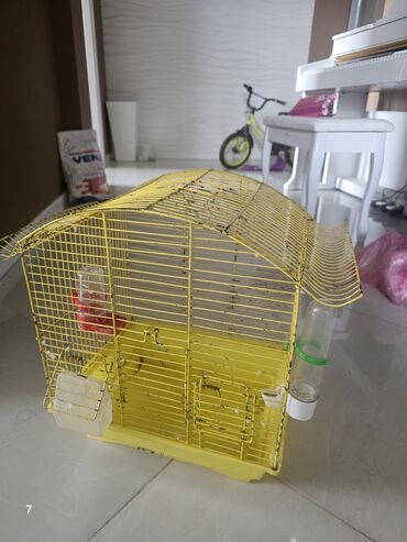 домик для собаки: Sarı rəngli quş qəfəsi - Material: metal barmaqlıqlar, plastik altlıq