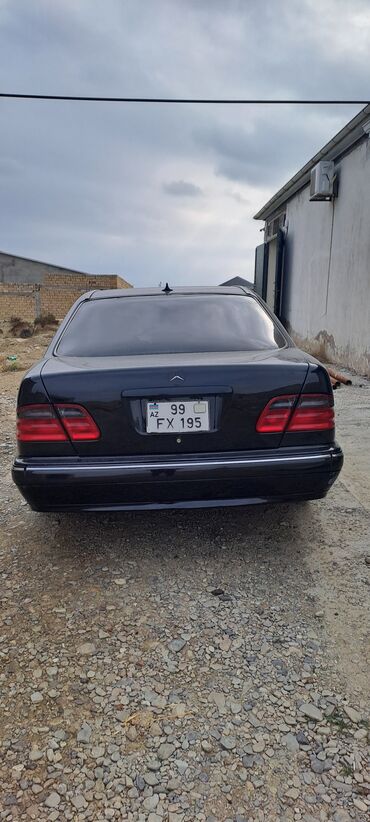 Mercedes-Benz: Mercedes-Benz E-Class (W210), qara rəng, sedan kuzov. Xarici — 6