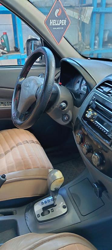 lexus 4.7: Chery Tiggo (arxa qapıda “CHERY TIGGO” yazısı görünür), ağ rəngli — 3