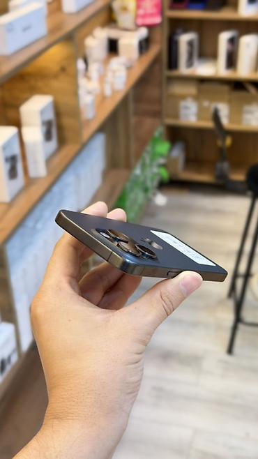 z flip 4: IPhone 15 Pro, 128 ГБ, цвет тёмный (на фото). Ключевые особенности — 3