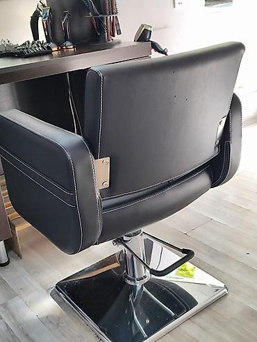 bolt bas ofis elaqe: Salon üçün bərbər kreslosu. Qara rəngli, yumşaq üzlüklü və ağ tikiş — 2