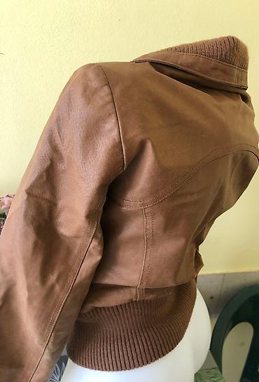 muska kozna jakna s krznom: Vero moda jakna S
Prelepa i uz sve boje uklopiva kožna jakna vel S — 2