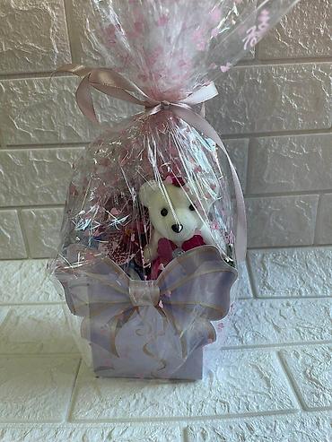 Kompleti namirnica: Poklon setovi u dekorativnim kutijama Elegantno aranžirani poklon — 1