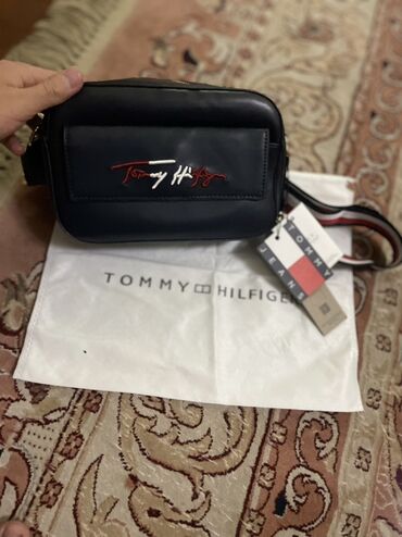 защита от дождя: Поясная сумка Tommy Hilfiger темно-синего цвета с красной и белой