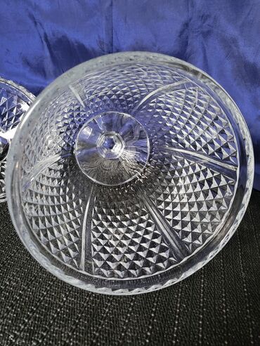 Činije: Bombonijera,pehar, kristal rucna obrada 70,80te. Pehar je — 12