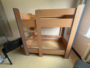 двухъярусные кровати новый: Двухъярусная кровать из дерева с вертикальной лестницей и защитными