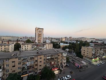 binəqədi: Ayna Sultanova heykəli, Fərid Palas şadlıq sarayı yaxınlığında 10 — 9