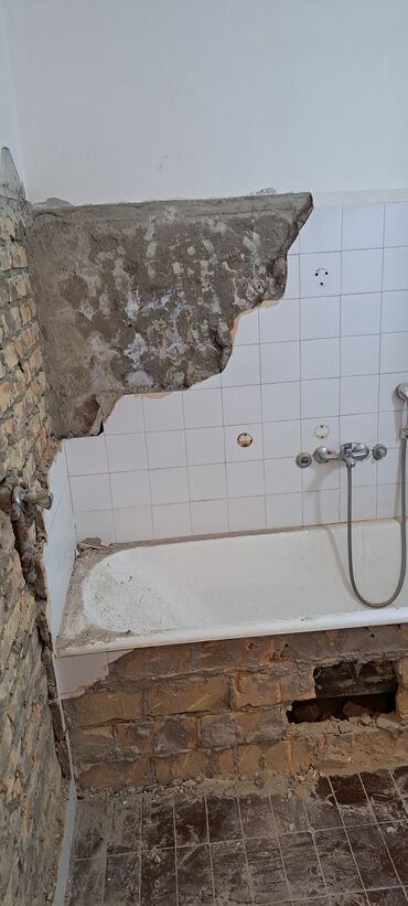 Građevinarstvo i rekonstrukcija: Rušenje stare keramike staza beton blok cigla secenje zidova otvaranje