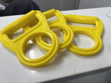 контейнер для смеси: Желтые пластиковые ручки-держатели для 19 литровых бутылей -