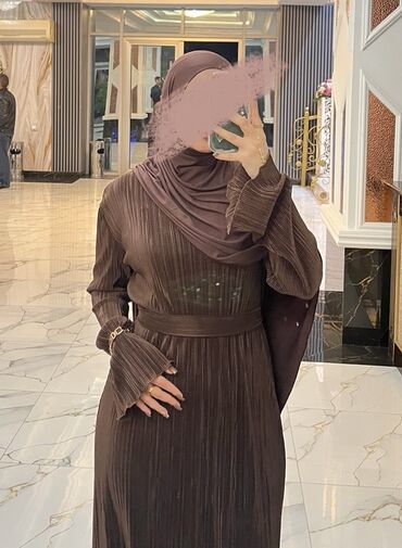 zamşa qadın botilyonu: Qəhvəyi rəngdə zərif plisirovka uzun don - Stil: modest/örtülü tərz