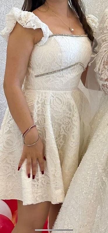 Ağ krujeva qısa don - Model: Kloş kəsimli, beldən aşağı açılan, dizə