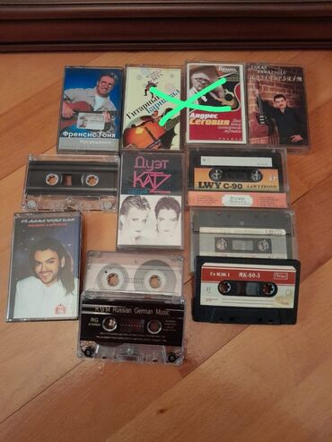 CD, DVD disklər və kassetlər: Aудиокассеты. Есть еще видеокассеты с кинофильмами и мультфильмами — 9