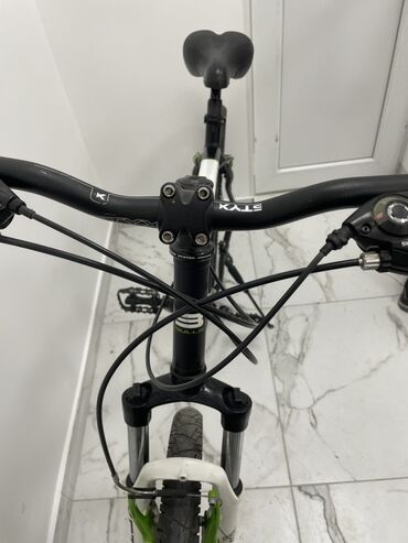 Bicikli za odrasle: Bulls Wildtail bicikl crne boje sa zelenim detaljima. Ima prednje — 4