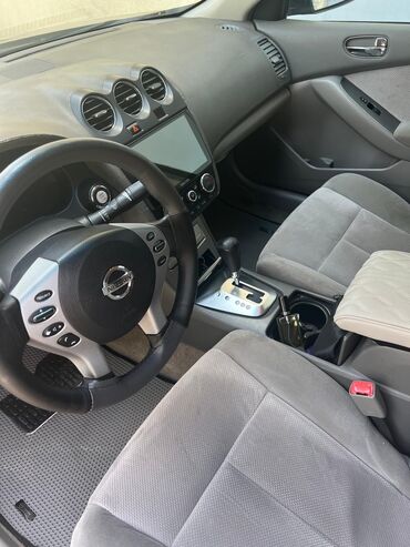 Kommersiya nəqliyyat vasitələri: Nissan sedan – komfortlu və geniş salon Xüsusiyyətlər: - Kuzov: qara