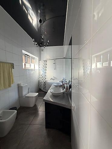 Продажа коттеджей и домов: 5 комнат, 230 м², 6 соток, Бишкек, Азия Молл Собственник — 24
