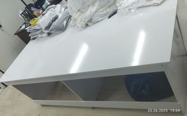 мебель для салонов красоты: Продам 3 стола и 2 стеллажа Размеры стол 2.30*0.8 стеллаж 1.8*1.8
