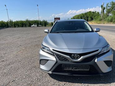 corolla runx: Автомобиль Toyota Camry SE серебристого цвета. Седан с современным