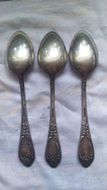 Süfrə ləvazimat dəstləri: Klassik naxışlı süfrə dəsti – qaşıq və çəngəllər - Tərkib: 3 ədəd iri — 2