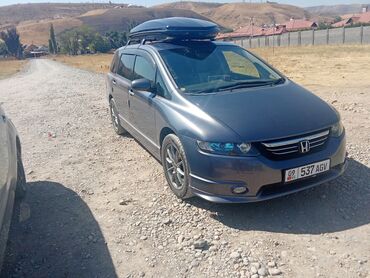 семиместные машины: Минивэн Honda Odyssey темно-серого цвета, оборудованный верхним