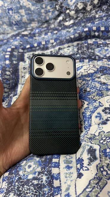 IPhone 17 Pro Max, Б/у, 256 ГБ, Серебристый, Чехол, 100 %