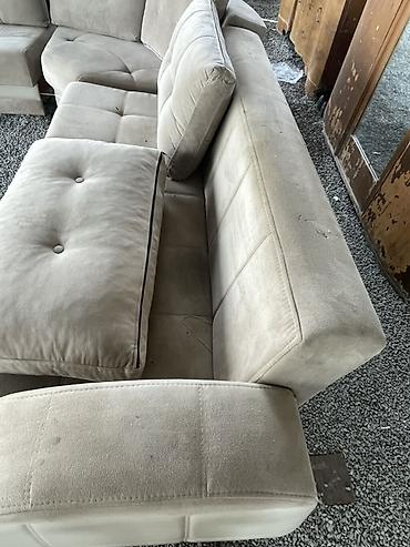 Divan və kreslo dəstləri: Bej rəngdə künc divan dəsti - Tərkib: 2 böyük üçoturacaqlı modul + — 12