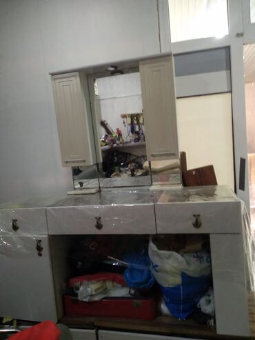 salon üçün stol: Salon ucun dirnaq masalari satilir əla vəziyyətdədiler