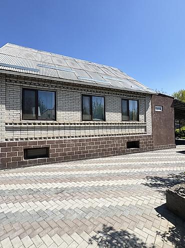 Продажа коттеджей и домов: ✨Продаётся дом в с. Сокулук✨ 🏡Характеристики: • Участок - 15 соток • — 2