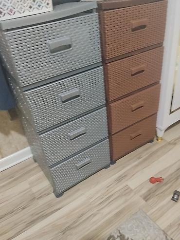 hamam tulpan: Rattan naxışlı plastik komod təqdim olunur. Şəkildə iki fərqli rəng — 2