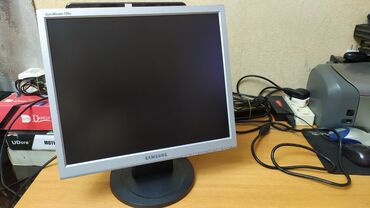 Monitorlar: Samsung Syncmaster LCD COLOR MONİTOR. Model:720N 17-düym ekrandır. Əla