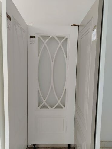 Otaq qapıları: Ağ rəngdə interyer qapısı - Klassik dizayn: mərkəzdə buzlu şüşə panel