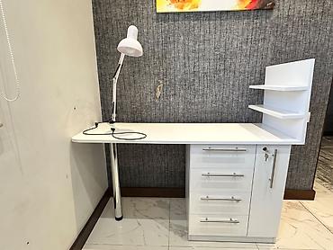 ofis stolu: Ağ rəngli iş masası və masaüstü lampası

lampa 40 Stol 190 — 1