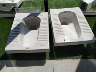 Çanaqlar, tülpanlar: Ağ rəngli, keramika materialından hazırlanmış yer tualetləri. Bu model