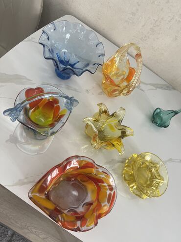 ваза стеклянная: Продаю свою коллекцию цветных цветной 
Антиквариатной посуды Чехия