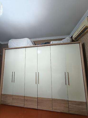 Dolablar: Dolab ideal veziyetdedir. Cox genish ve tutumludur. Seligeli ishlenib — 2