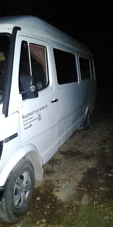 капот sprinter: Белый фургон/микроавтобус типа Mercedes-Benz T1 (Sprinter ранних лет) — 4