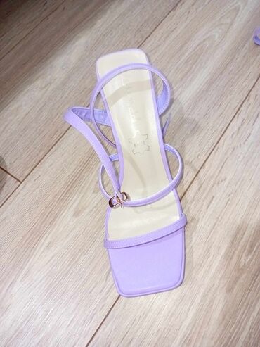 duksericavelicina l: Sandals, 40