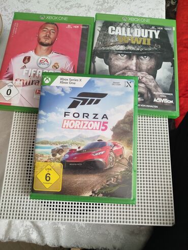 компютерные игры: Игровая консоль Xbox One в белом корпусе, дополненная тремя