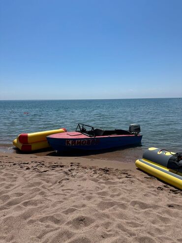 Водный транспорт: Моторная лодка с контрастным сине-красным корпусом и черным — 2