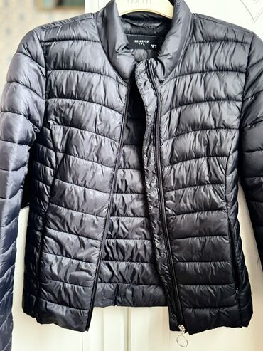 спортивная легкая куртка: Продаю куртку весна-осень. Размер 34, покупалось в магазине Reserved