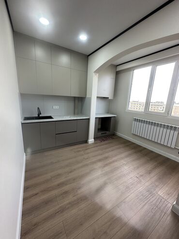 срочно продаётся 1 комнатная квартира в районе ошского рынка по улице кенсуйская: 1 бөлмө, 45 кв. м, 9 кабат, Евроремонт