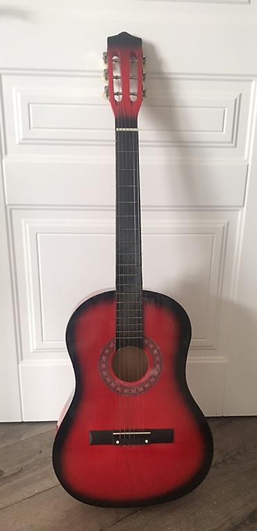 gitara simi: Klassik akustik gitara – qırmızı-qara “sunburst” dizaynlı model — 1