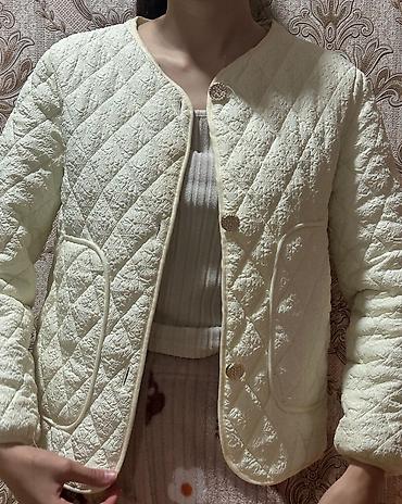 gödəkçələr: Qadın üçün yastı tikişli, kapitone üslubda qısa jaket.gödəkcə — 1