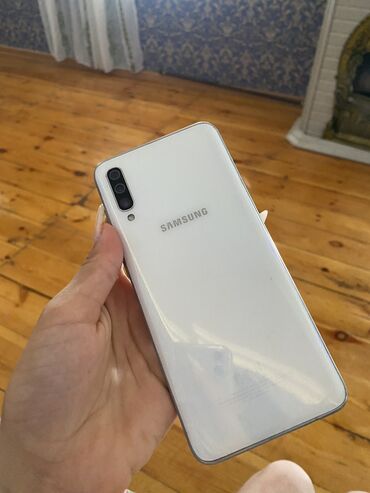 işlenmiş ucuz telefonlar: Samsung Galaxy A70, 4 GB, rəng - Ağ, Düyməli, Barmaq izi, İki sim kartlı