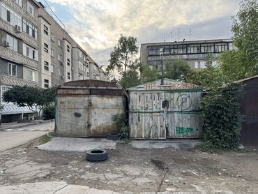 капсульные дома: Металлический гаражный бокс (ракушка) в дворовой зоне