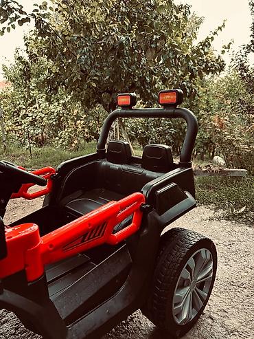 Детский мир: Uşaq üçün elektrikli “Jeep” tipli idarə olunan maşın Xüsusiyyətlər: - — 8