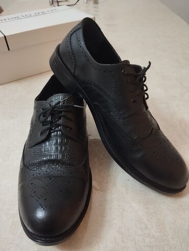 Ayaqqabılar: Kişi klassik ayaqqabısı – broq üslubunda - Rəng: qara - Ölçü: 43 — 1