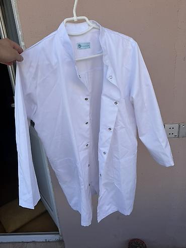 Ağ laboratoriya xalatı - Model: Düyməli-snap bağlama, yaxası sadə
