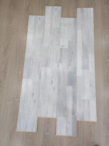 işlenmiş laminat: Açıq boz tonlarında laminat döşəmə panelləri - Material: laminat - — 1