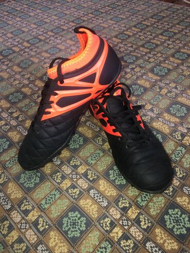 обувь 39: Шипованные футбольные кроссовки
Размер 39